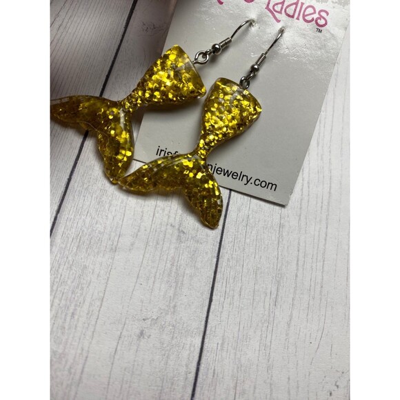 Little Ladies Mermaid Tail Earrings 2 Pieces Yellow Glitter Resin - Picture 4 of 6
